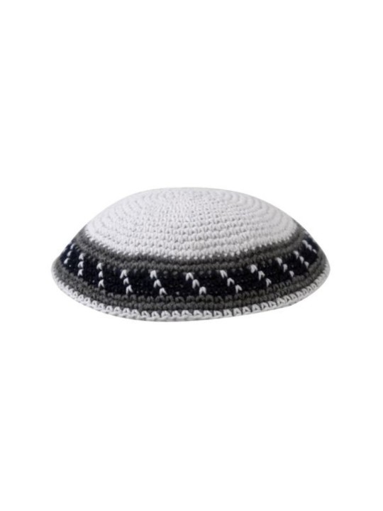 כיפה סרוגה לבנה עם גבול אפור ושחור | כיפה סרוגה